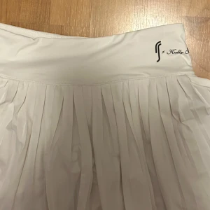 Rs kjol - Aldrig använd, säljer pga att jag köpte i fel storlek. Bara texten som gått bort lite❤️