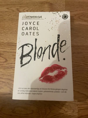 Blonde - En gripande roman om Marilyn Monroe, där myten möter verkligheten. Perfekt för dig som gillar starka berättelser om kändisskap, identitet och drömmar. En modern klassiker som nominerats till Pulitzerpriset och National Book Award.