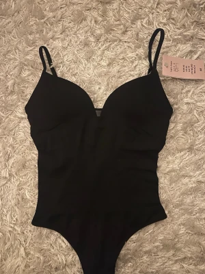 Body h&m, XS - Body H&M svart🥰XS✨slutsåld på hemsidan! Ny med lapparna på, mina egna bilder 💖💖