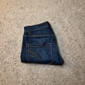 Dondup jeans - Mörkblåa Dondup jeans-storlek (31)-pris: 549kr. Hör av er vid funderingar! Först till kvarn!