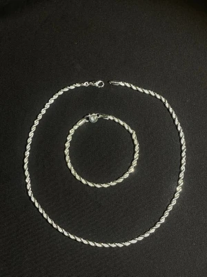 2-pack 925 Silverpläterade Rephalsband – Unisex 16–24 - Stilrent halsbandsset i 925 silverplätering med två repkedjor på 4MM, justerbara 16–24 tum. Passar både män och kvinnor – perfekt till vardag, fest och som trendigt modesmycke.