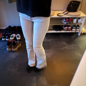 Gråa bootcut jeans - Säljer ett par gråa jeans med bootcut-modell och klassisk femficksdesign. Jeansen har normal passform och är tillverkade i mjukt denimtyg med stretch. Snygga sömmar och bälteshällor i midjan. Perfekta för dig som gillar en retroinspirerad look.