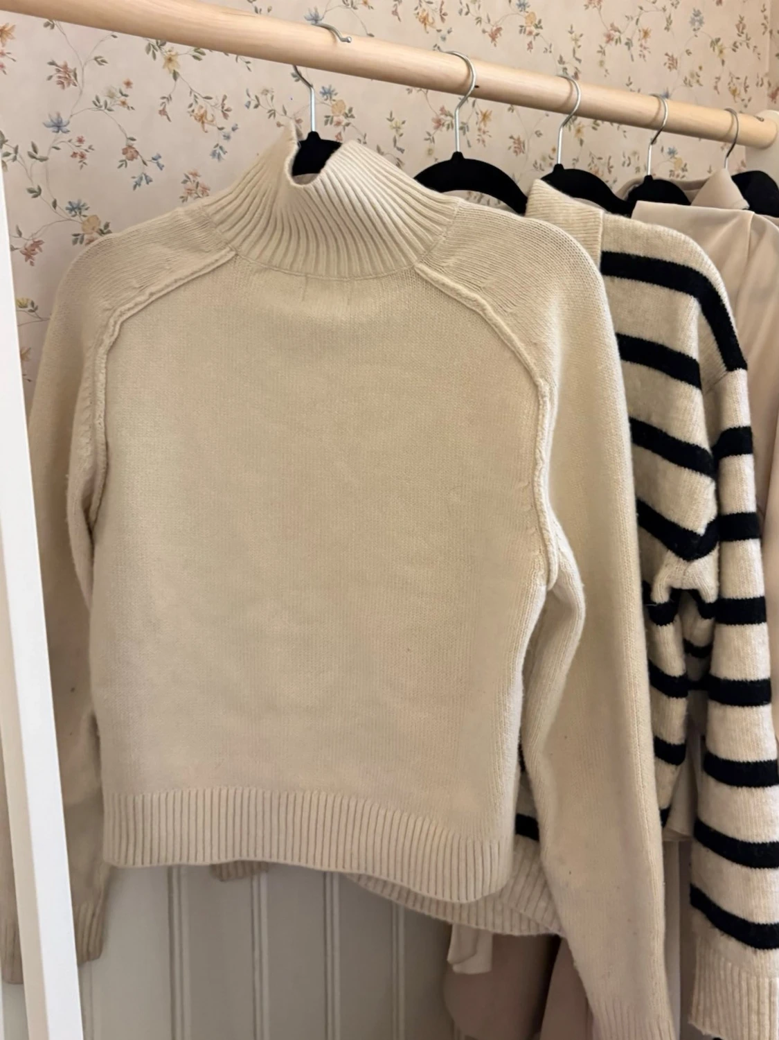 Beige stickad polotröja - 1