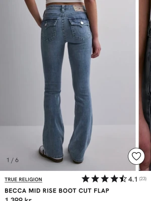 True Religion Becca Mid Rise Boot cut - True Religion Becca Mid Rise Boot cut. Färg: Peak Spot (Ljusblå). Snygga fickor och detaljer som ger fin figur! W28. Använts fåtal gånger. Skriv för mer info eller prisförslag!