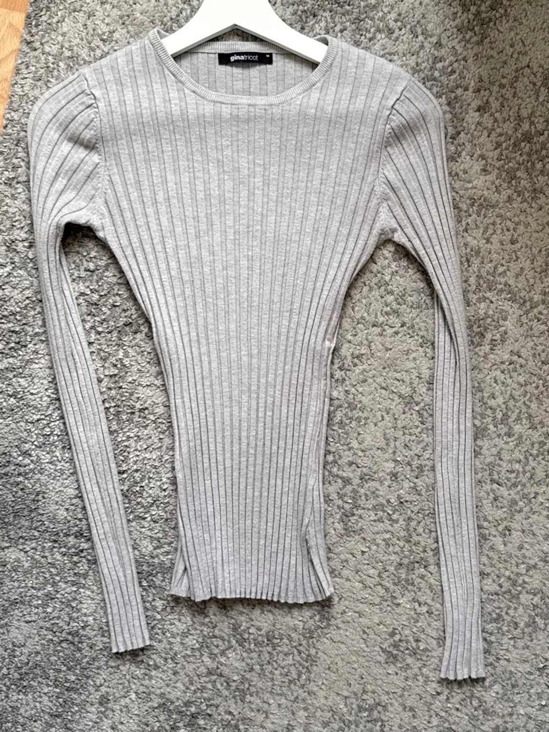 Grå ribbad långärmad topp 
