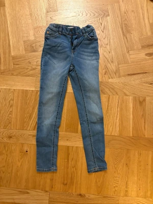 Blå skinny jeans med normal passform - Blå jeans storlek 134