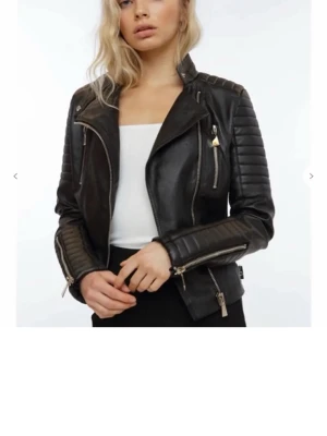 Chiquelle skinnjacka   - Snygg svart skinnjacka från Chiquelle med unika detaljer på axlar och ärmar. Jackan är köpt för 700-800 kronor men säljs nu då den inte används längre. 