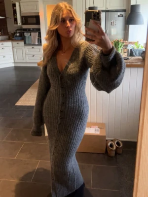 Adoore klänning Montana - Säljer min adoore klänning i storlek 34!! Använt fåtal gånger vid speciella tillfället så den är som ny❤️säljer för 1200kr pris kan diskuteras 🌸