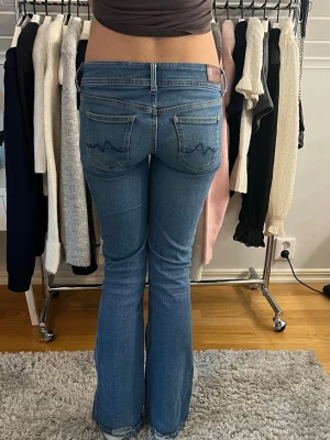 Lågmidjade bootcut jeans från Pepe jeans - Snygga blå bootcut jeans från Pepe jeans med klassisk femficksdesign och vågig brodyr på bakfickorna. Jeansen har en såå fin låg midja❤️Har lite slitningar längst ner på baksidan men är inget man tänker på❤️❤️