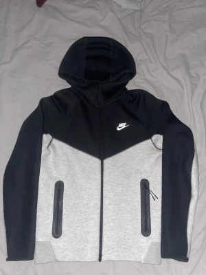 Nike kofta  - Väldigt bra skick! I storlek S men funkar som M 