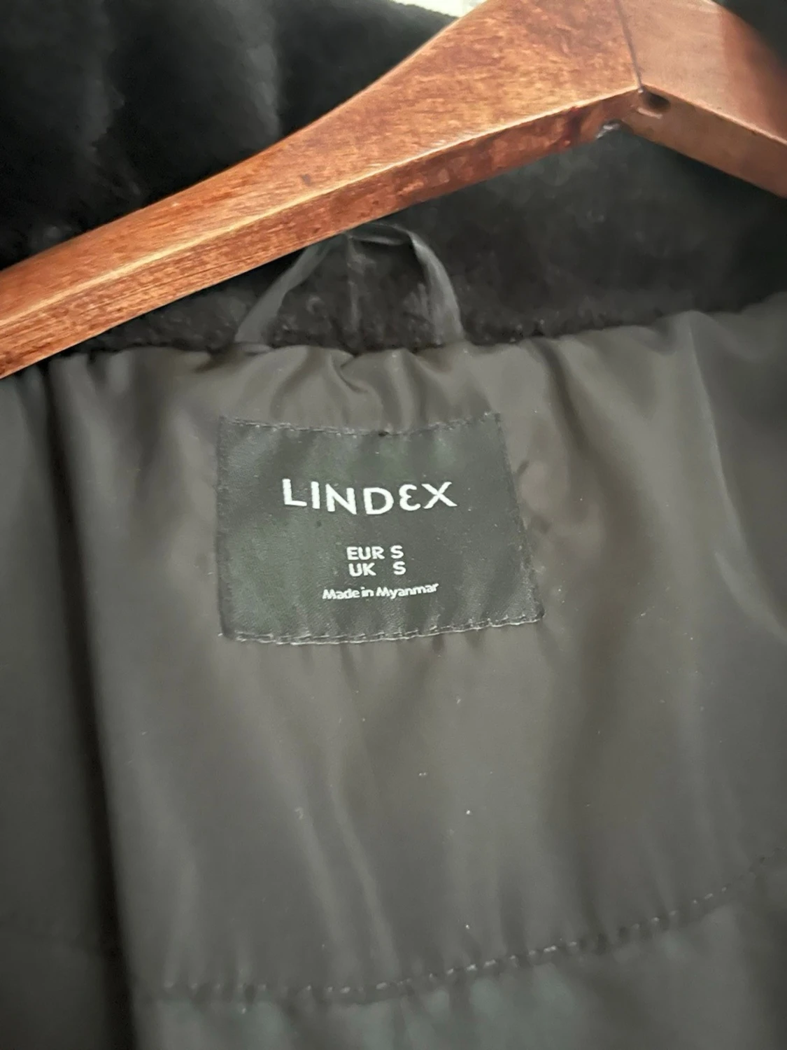 Svart lång pufferjacka från Lindex - 2