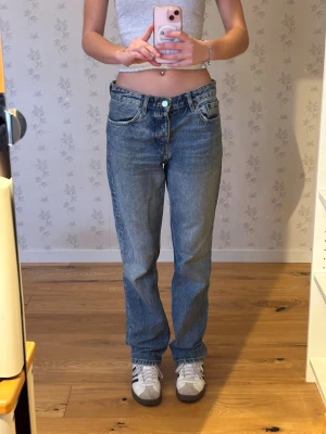 Zara blå jeans med låg midja - Säljer ett par blåa jeans från zara i storlek 38💕 Jag är 177 cm lång