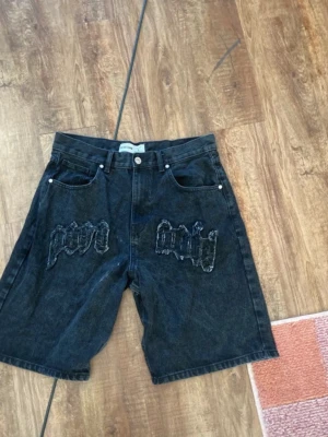 Svarta denimshorts från Black Squad - Säljer ett par svarta denimshorts från Black Squad i storlek L