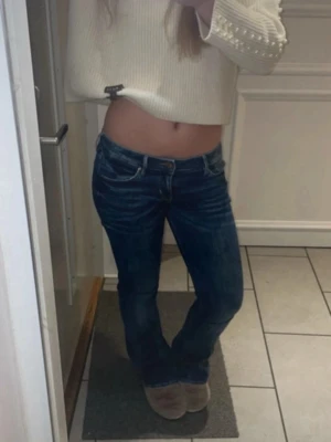 Lågmidjade bootcutjeans - Suuuuperfina lågmidjade bootcutjeans i storlek 27/34, midjemått 72 innerbenslängd 83/84💕 jag är 165 och de är för långa