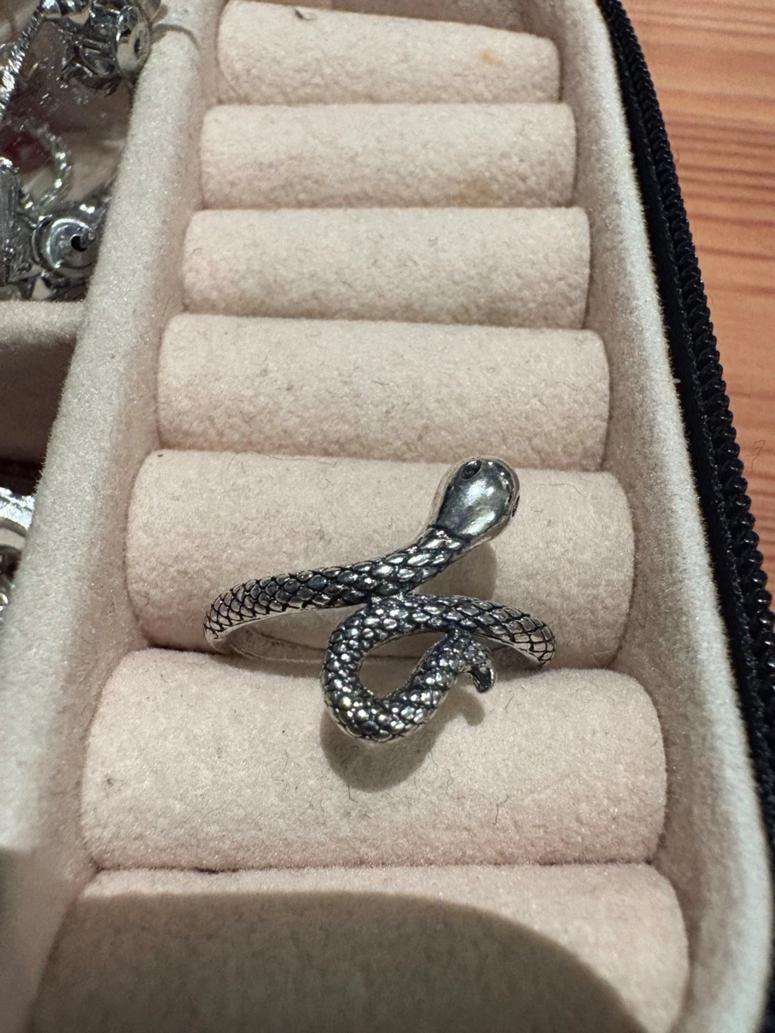 Silvrig ring med orm-design - 1