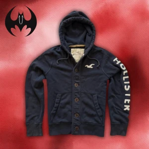 Vintage kofta Hollister (Sällsynt) - Sällysnt mörkblå kofta med tryck och broderat vitt Hollister-tryck på bröstet och höger armen | extremt svårt att hitta och limiterad | fint skick | size M / L | längd: 67 cm Axelbredd: 46cm Armlängd: 72cm 