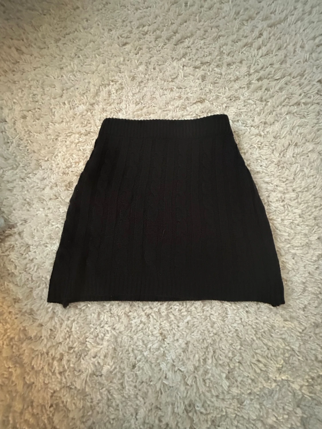 Svart stickad kortkjol