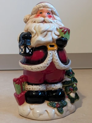 Jultomte  - Jätte fin jultomte. Jultomten är i jätte bra skick 💕. Materialet är porslin. Köpt på Guldfynd. Enligt bekräftalse från Guldfynd så är tomten gjord av porslin 