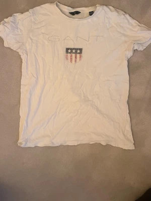 Gant T-shirt  - Säljer denna Gant T-shirt i storlek XS