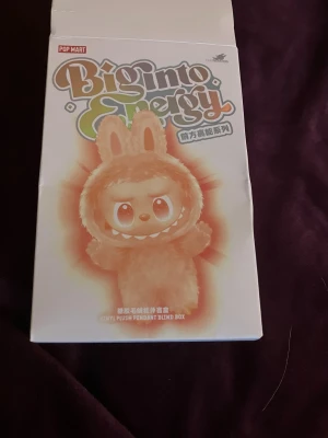 Blandade labubu grejer  - Säljer flera labubu designade figurer i olika storlekar. Sonny angels fast labubu och en labubu. Man kan köpa alla för ett pris eller var för sig, jag har fler anonser för enskilda. Sonny angels/ labubu går att fästa på blandannat en mobil eller dator. De är från pop mart och Sonny angels. 