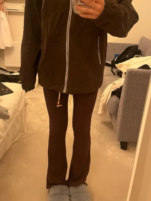 Lyle & Scott jacka  - Säljer denna bruna Lyle & Scott jacka i storlek XL, sitter som M/L