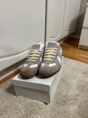 Maison Margiela gats  - Tja, säljer mina Maison Margiela gats då jag behöver pengar. De har inga skador och är endast lite smutsiga. De är skjälvklart äkta. Hör av dig vid frågor. Tar även byten!