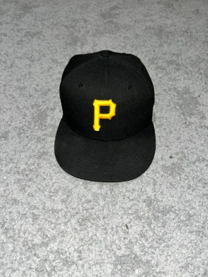 New era keps  - Helt ny! Detta är en helt ny och äkta new era keps, laget på kepsen är Pittsburgh Pirates. Ett riktigt schysst pris för dig som vill se lite laidback ut