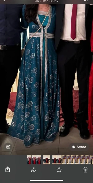 Kurdisk klänning - Kurdisk klänning i turkos färg med silverdetaljer. Kommer med innerklönning och ytterklänning. 