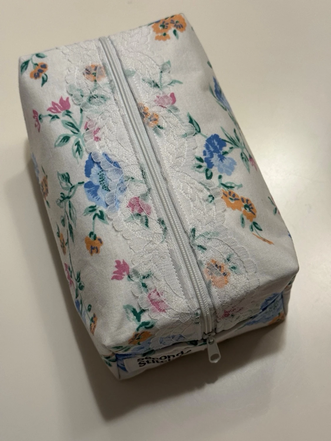 Handgjord necessär av second hand tyger