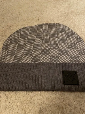 Grå mössa  - Helt ny oanvänd perfekt ny för vintern hör av er!