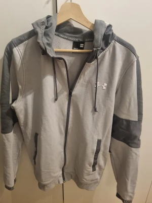 Hoodie Under Armour  - Hoodie från Under Armour. Fast pris. Inga byten.