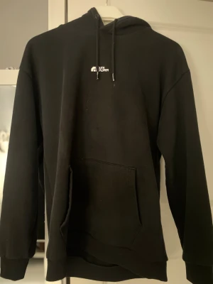 Hoddie från New york  - En hoddie köpt i New York nästan ny, passar i S och M varm och skön. tröja man kan ha på sig jätte fin där bak med stor text. Pris kan diskuteras.