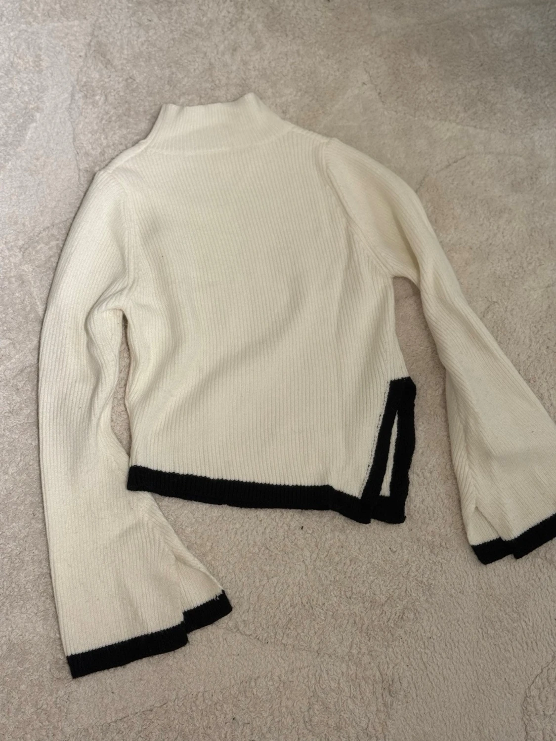 Vit polotröja med svarta detaljer