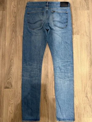 Lee Luke Jeans Blå W31 L34 - Blåa Lee Luke jeans i mycket fint skick i storlek W31/L34. Mått - Midja: 41,5cm, Benlängd: 111cm. Modellen är 185cm & 63kg. Hör av dig vid funderingar!🤩