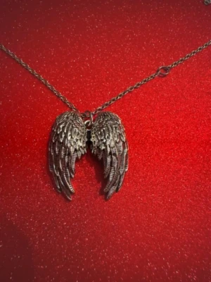 Silverhalsband m 90cm kedja änglavingar  - Säljer smycken som skapats som hobby av mig och dottern.   Halskedjan är ca 90cm Bilder på berlock kan vara missvisande så är det viktigt så fråga gärna om mått 🌹  Smycken är inte av äkta guld/silver .   Inga bud godtas då priserna är så billiga❤️