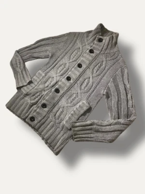 Kabelstickad Abercombie & Fitch cardigan  - Nu säljer vi en efterfrågad cardigan från Abercombie & Fitch i ett ofantligt bra skick! 👏Tveka inte på att höra av dig vid minsta fundering!🤞🤠