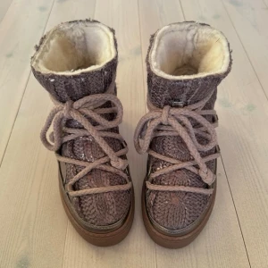 Inuikii vinterskor  - Superfina inuikii vinterskor. Använda någon enstaka gång, annars ser de så gott som nya ut. Fler inuikii vinterskor finns i min profil. 