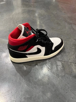 Jordan Air 1 - Säljer Jordan 1ns använda 2 gånger, kommer med crees skydd