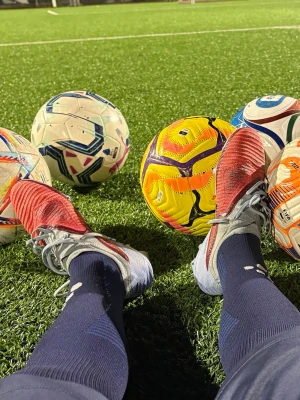 Röda och vita fotbollsskor Nike - Säljer ett par fotbollsskor från Nike i en snygg röd och vit färgkombination. Skorna har snörning och är designade för att ge bra grepp på konstgräs. Materialet är syntet och skon har en platt sula med rund tå. Perfekt för dig som älskar fotboll och vill ha stil på planen.