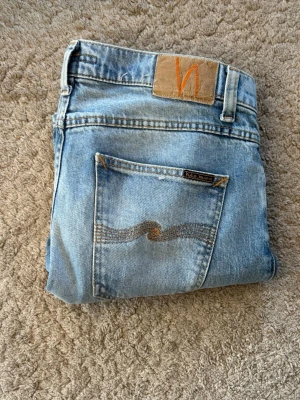 Nudie Jeans - Ljusblåa Nudiejeans-storlek 30/32- pris 449kr. Vid funderingar hör av er! Först till kvarn!