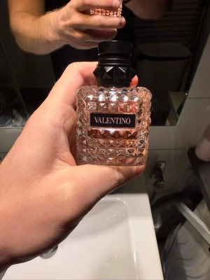 Valentino parfym 30 ml - Snygg parfym från Valentino born in Roma  med en lyxig känsla. Flaskan innehåller 30 ml och finns cirka 20 ml kvar av det .  Tillverkad  i Frankrike. Perfekt för dig som vill sticka ut med en ikonisk design.