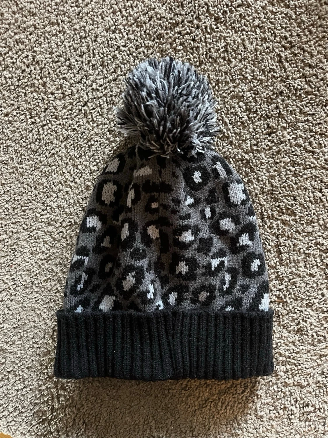 Grå leopardmönstrad stickad mössa