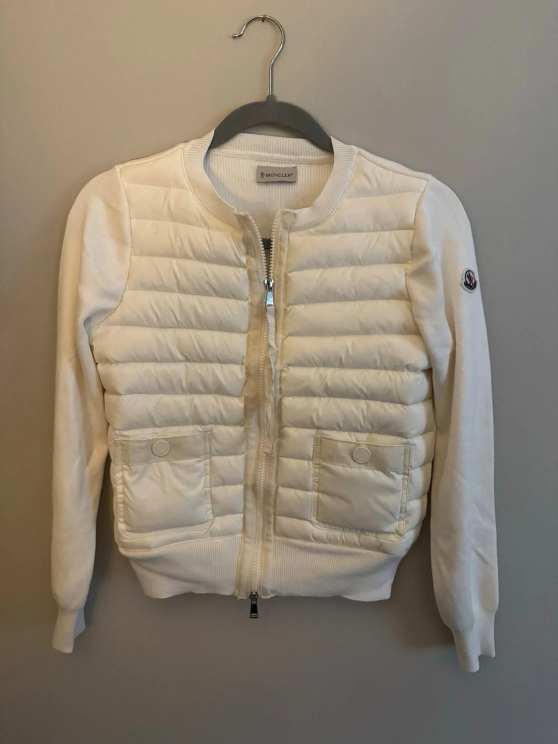  Fin vit Moncler cardigan 
