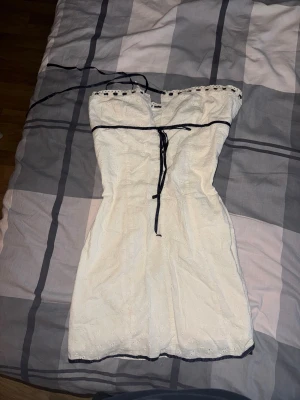 Vit kortklänning med blå snörning - Kort klänning från pull and bear