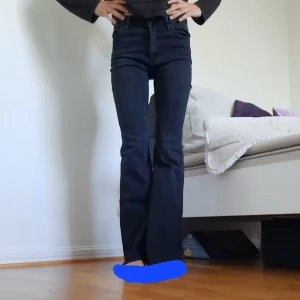 FLARE jeans - Väldigt utsvängda och högmidjade svarta jeans från märket Crocker. Skriv för frågor om mptt eller annat! 