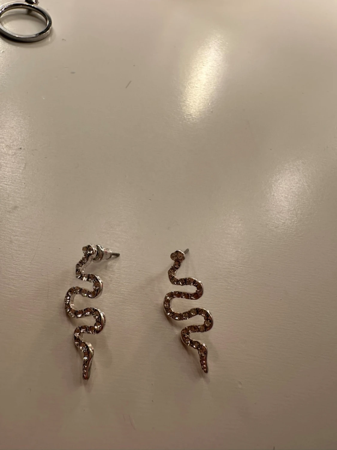 Glittriga örhängen i ormform