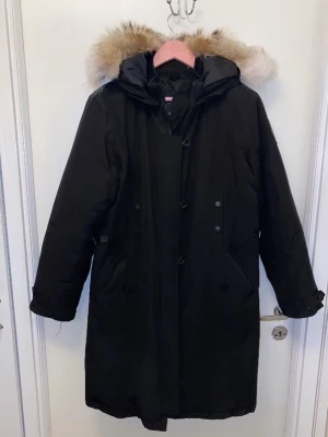 Black edition, vinterjacka 🖤 - Säljer vidare en unik vinterjacka från Canada Goose, har köpt pälsen separat och fixat. Jackan är i väldigt bra skick endast en gummi ögla som fallit av som kan fixas! ( syns på sista bilden ). Storlek M-L 🌸