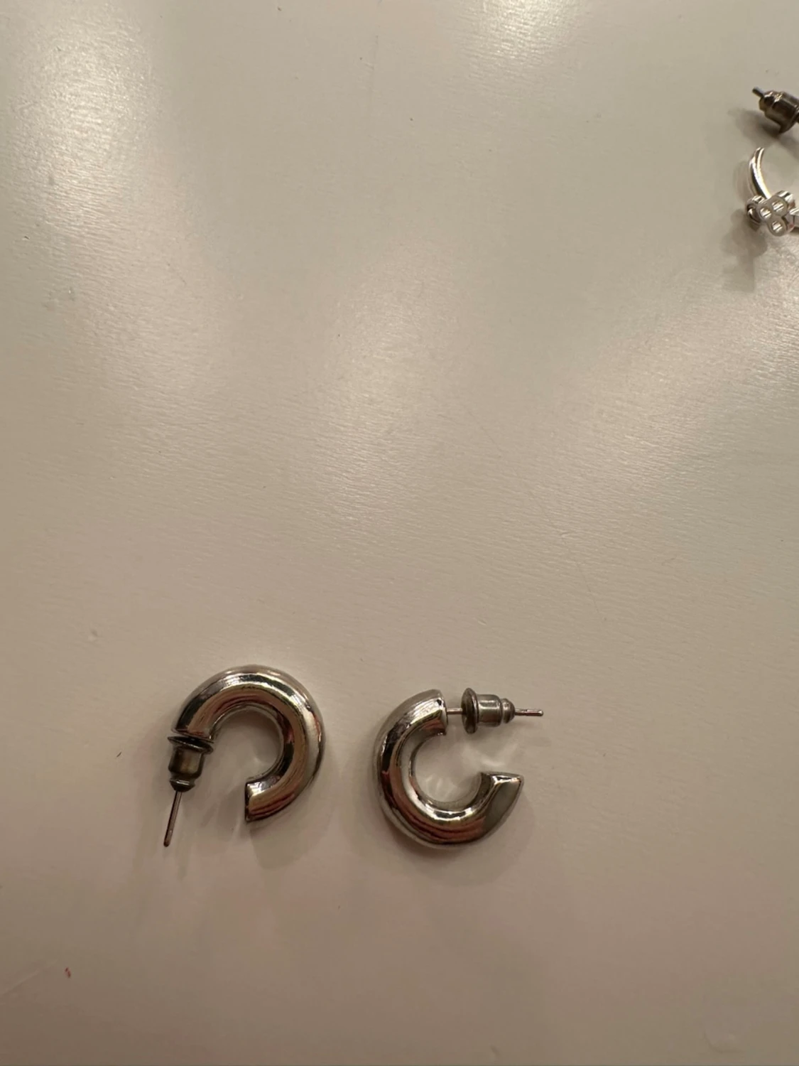 Snygg silverfärgad väst i syntet