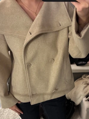 Beige kappa NAKD - Snygg beige kappa från NAKD. Sparsamt använd och är i bra skick!😊