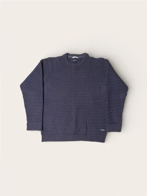 Mörkblå stickad tröja från GANT - Säljer en mörkblå stickad tröja från GANT i storlek L. Tröjan har ett snyggt, strukturerat mönster och ribbade muddar vid hals, ärmslut och nederkant. Perfekt för dig som gillar klassisk stil med lite extra detaljer.